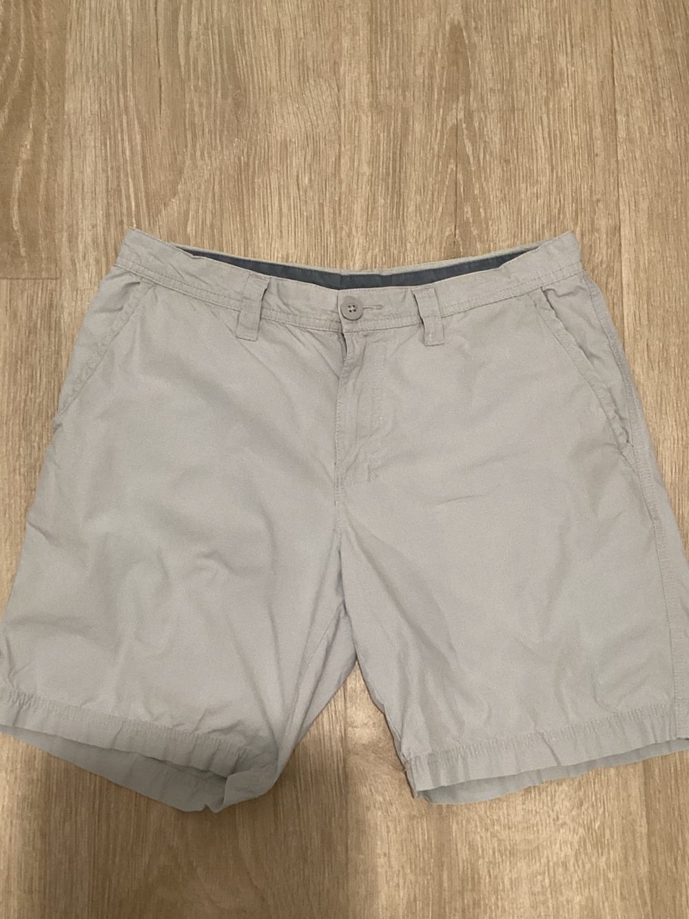 Men's 32” grey Columbia shorts with 8” inseam